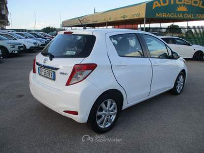 Toyota Yaris YARIS 1.0 5 PORTE EURO 5 **KM CERTIFICATI** Bianco usata Giugliano in Campania