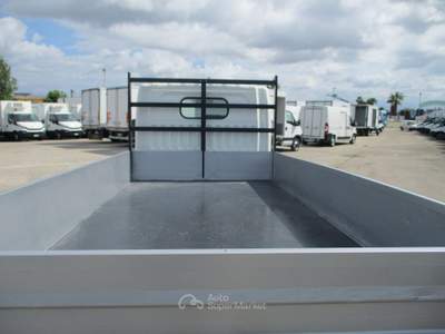 Nissan Cabstar 35-13 2.5 130CV CASSONE FISSO DA 4.10 METRI Bianco usata Giugliano in Campania