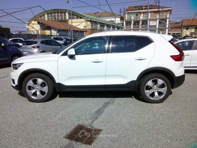 Volvo XC40 T2 Geartronic Momentum UNICO PROPRIETARIO Bianco usata Fossano