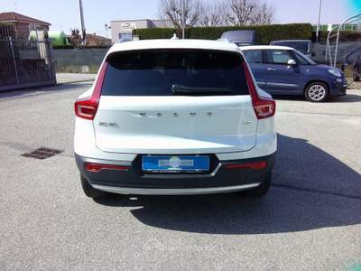Volvo XC40 T2 Geartronic Momentum UNICO PROPRIETARIO Bianco usata Fossano