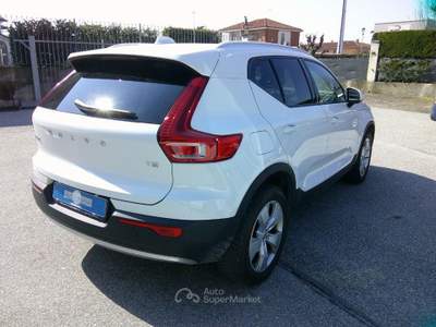 Volvo XC40 T2 Geartronic Momentum UNICO PROPRIETARIO Bianco usata Fossano
