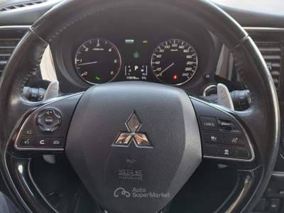 Mitsubishi Outlander Outlander 2.2 DI-D 4WD Instyle Plus SDA 7 posti Bianco usata Fagnano Olona