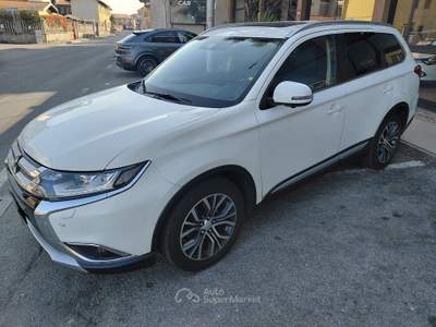 Mitsubishi Outlander Outlander 2.2 DI-D 4WD Instyle Plus SDA 7 posti Bianco usata Fagnano Olona