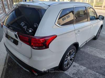 Mitsubishi Outlander Outlander 2.2 DI-D 4WD Instyle Plus SDA 7 posti Bianco usata Fagnano Olona