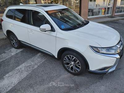 Mitsubishi Outlander Outlander 2.2 DI-D 4WD Instyle Plus SDA 7 posti Bianco usata Fagnano Olona
