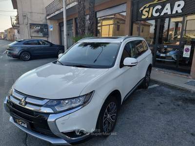Mitsubishi Outlander Outlander 2.2 DI-D 4WD Instyle Plus SDA 7 posti Bianco usata Fagnano Olona
