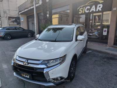 Mitsubishi Outlander Outlander 2.2 DI-D 4WD Instyle Plus SDA 7 posti Bianco usata Fagnano Olona