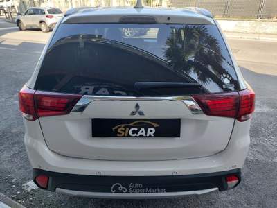 Mitsubishi Outlander Outlander 2.2 DI-D 4WD Instyle Plus SDA 7 posti Bianco usata Fagnano Olona
