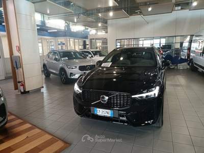 Volvo XC60 B5 AWD automatico Plus Dark Nero usata Novara