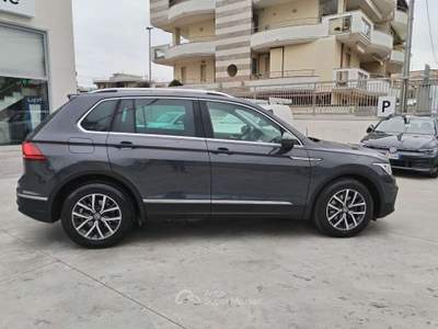 Volkswagen Tiguan 2.0 tdi Life 150cv dsg -Ambient Pack-Chrome Pack- Grigio usata Francavilla al Mare