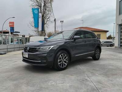 Volkswagen Tiguan 2.0 tdi Life 150cv dsg -Ambient Pack-Chrome Pack- Grigio usata Francavilla al Mare
