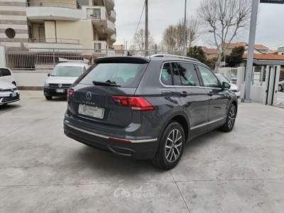 Volkswagen Tiguan 2.0 tdi Life 150cv dsg -Ambient Pack-Chrome Pack- Grigio usata Francavilla al Mare
