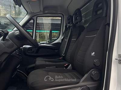 Iveco Daily 35C  2.3 PL-RG Cabinato CON SPONDA IDRAULICA Bianco usata Galbiate