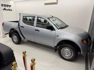 Mitsubishi L200 2.5d136CV DoubleCab iva esposta 4WD Grigio usata Pistoia