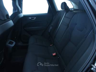 Volvo XC60 B4 D AWD automatico Momentum Park Assist Camera/Fari LED/Cerchi lega 18" Nero usata Feltre