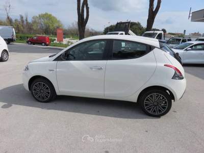 Lancia Ypsilon 1.0 FireFly 5 porte S&S Hybrid km 10000 Bianco usata Tolentino