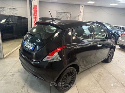 Lancia Ypsilon Hybrid UnYca 69CV Ok Neopatentati Nero usata Prato