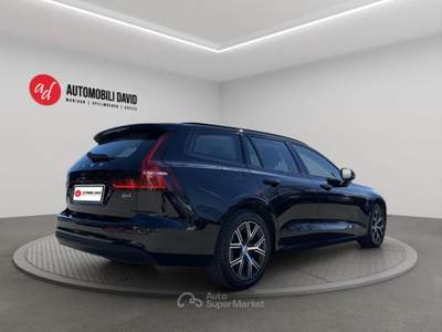 Volvo V60 B4 (d) automatico Essential Nero usata Maniago