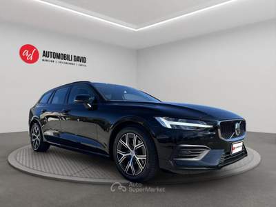 Volvo V60 B4 (d) automatico Essential Nero usata Maniago