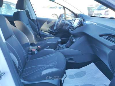 Peugeot 208 PEUGEOT 208 1.2 82 CV ACTIVE Bianco usata Pontecagnano Faiano