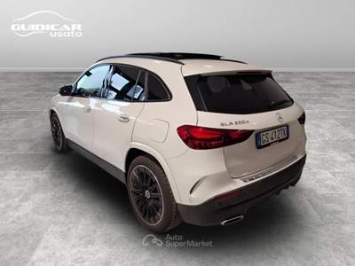 Mercedes-Benz GLA 200 D AMG Line Premium 8G-DCT Bianco usata Lucca