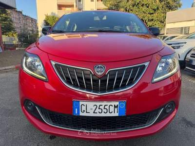 Lancia Ypsilon 1.0 FireFly 5 porte S&S Hybrid Ecochic Silver Rosso usata Milano