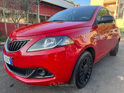 Lancia Ypsilon 1.0 FireFly 5 porte S&S Hybrid Ecochic Silver Rosso usata Milano