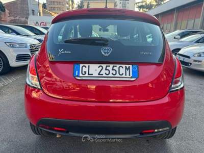 Lancia Ypsilon 1.0 FireFly 5 porte S&S Hybrid Ecochic Silver Rosso usata Milano