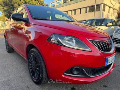 Lancia Ypsilon 1.0 FireFly 5 porte S&S Hybrid Ecochic Silver Rosso usata Milano