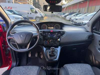 Lancia Ypsilon 1.0 FireFly 5 porte S&S Hybrid Ecochic Silver Rosso usata Milano