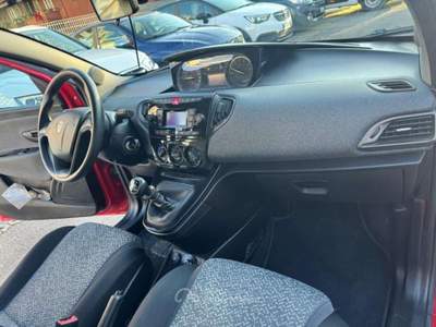 Lancia Ypsilon 1.0 FireFly 5 porte S&S Hybrid Ecochic Silver Rosso usata Milano