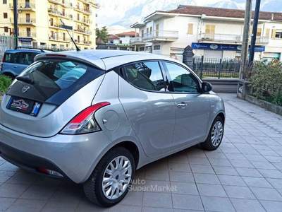 Lancia Ypsilon 1.3 MJT 16V 95 CV 5 porte S&S Gold Argento usata Castrovillari