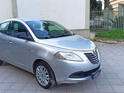 Lancia Ypsilon 1.3 MJT 16V 95 CV 5 porte S&S Gold Argento usata Castrovillari