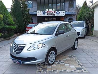 Lancia Ypsilon 1.3 MJT 16V 95 CV 5 porte S&S Gold Argento usata Castrovillari