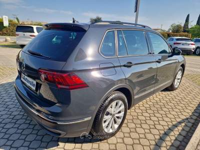 Volkswagen Tiguan 2.0 TDI SCR 110KW Life DSG Grigio usata Prevalle