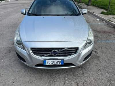 Volvo V60 Momentum - 2011 Grigio usata Barletta