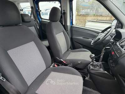 Fiat Doblò Doblo 7 POSTI 1.4 BENZINA E METANO 16V Natural Power Emotion Blu/Azzurro usata Napoli