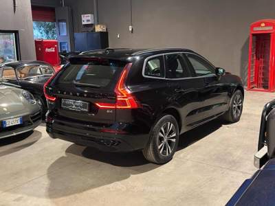Volvo XC60 B4 (d) Geartronic Momentum Pro Nero usata Bologna