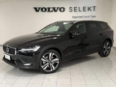 Volvo V60 Cross Country B4 (d) AWD automatico Plus Nero usata Lurate Caccivio