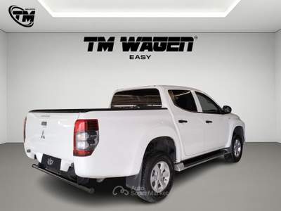 Mitsubishi L200 Mitsubishi L200 d.cab 2.3d Invite 4wd 150cv Bianco usata Pistoia