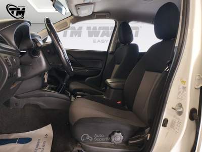 Mitsubishi L200 Mitsubishi L200 d.cab 2.3d Invite 4wd 150cv Bianco usata Pistoia