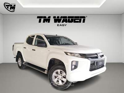 Mitsubishi L200 Mitsubishi L200 d.cab 2.3d Invite 4wd 150cv Bianco usata Pistoia