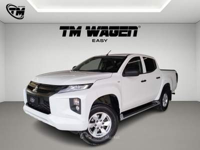 Mitsubishi L200 Mitsubishi L200 d.cab 2.3d Invite 4wd 150cv Bianco usata Pistoia