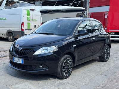 Lancia Ypsilon 1.0 FireFly 5 porte S&S Hybrid Oro Nero usata Arcola