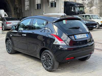 Lancia Ypsilon 1.0 FireFly 5 porte S&S Hybrid Oro Nero usata Arcola
