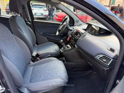 Lancia Ypsilon 1.0 FireFly 5 porte S&S Hybrid Oro Nero usata Arcola