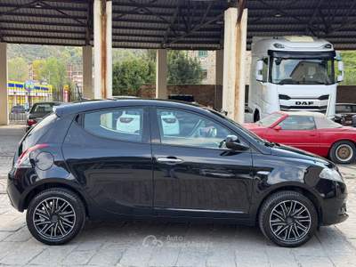Lancia Ypsilon 1.0 FireFly 5 porte S&S Hybrid Oro Nero usata Arcola