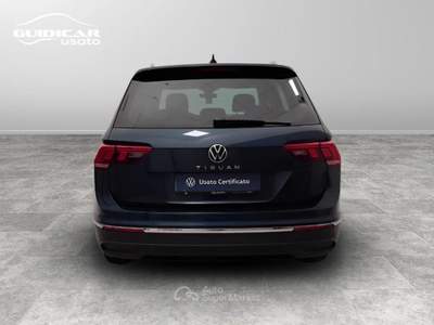 Volkswagen Tiguan 2.0 TDI SCR Life Blu/Azzurro usata Lucca