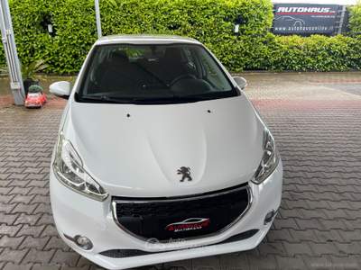 Peugeot 208 208 1.2 VTi 82 CV 5p. Access Bianco usata Taranto