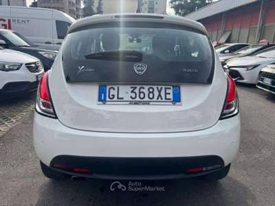 Lancia Ypsilon 1.0 FireFly 5 porte S&S Hybrid Ecochic Gold Bianco usata Milano